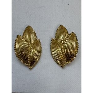 VINTAGE SIGNED CROWN TRIFARI GOLD TONE LEAF CLIP EARRINGS Old Money